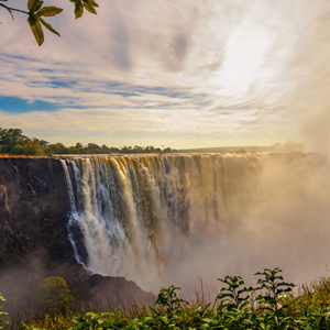 fotobehang-Krachtige-Waterval-in-de-Afrikaanse-Wildernis